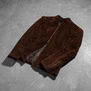 
Passform-Perspektive von Charcoal Mokka Suede Leder-Bikerjacke für Herren am Model - Natürlicher Faltenwurf im Tageslicht