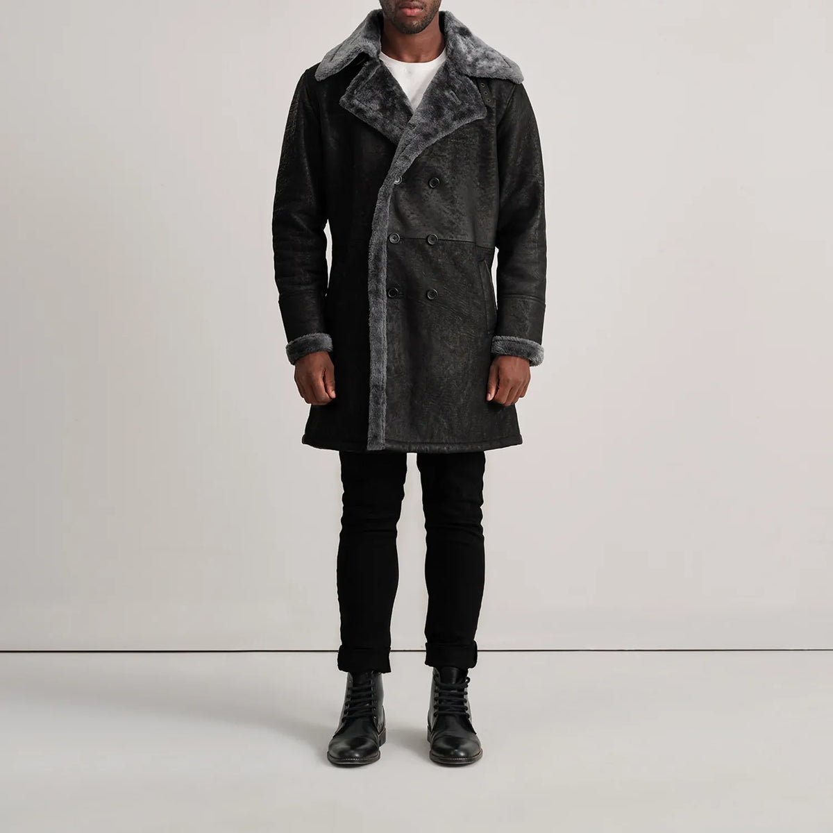 Charles Brown Suede Leather Shearling Double-Breasted Coat - Seitenansicht mit ergonomischem Ärmelschnitt