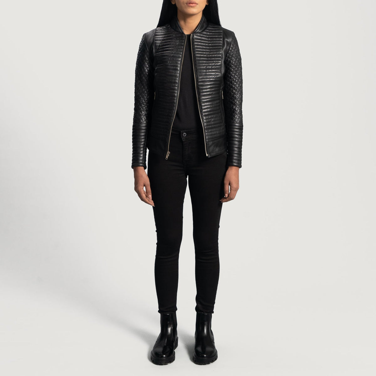 Detailansicht of Varsity &amp; Zipper Hardware on Women's Cityscape Schwarz Leder-Bikerjacke für Damen