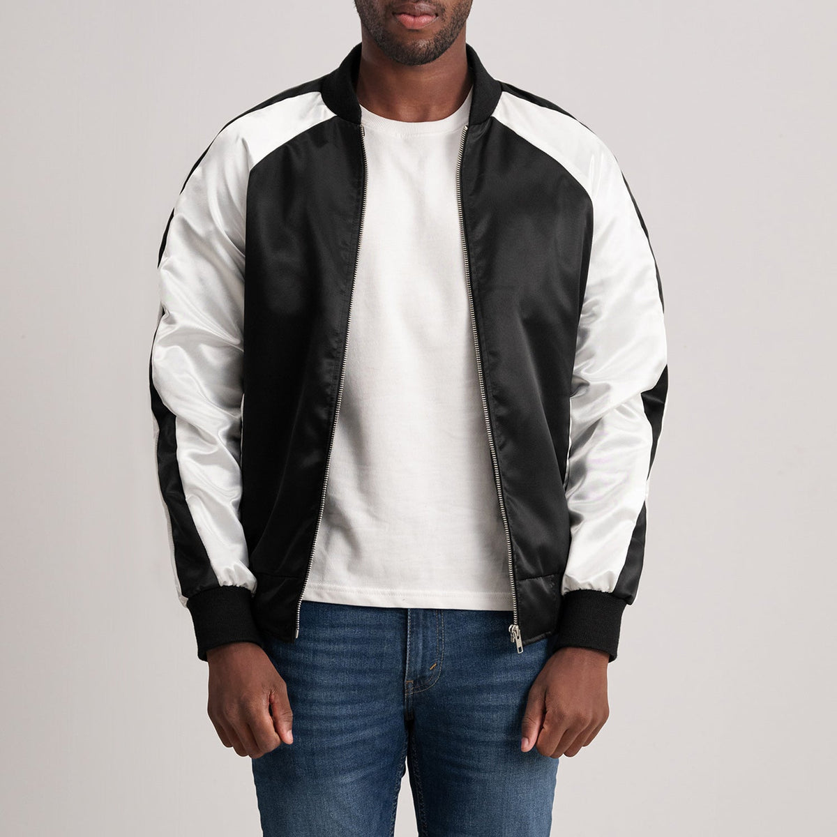 Clarke Schwarz Varsity Lederjacke für Herren - Seitenansicht mit ergonomischem Ärmelschnitt