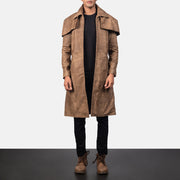 
Classic Braun Leather Duster für Herren in Distressed Brown Sheepskin Snuffed - Vorderansicht & maßgeschneiderte Silhouette | Online Kaufen