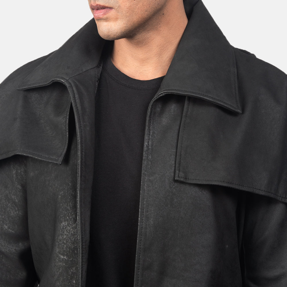 Detailansicht of Classic Collar &amp; Heavy-Duty Zipper Hardware on Men's Classic Distressed Schwarz Leather Duster für Herren