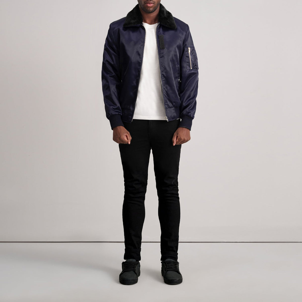 Detailansicht of Removable faux fur collar &amp; Zipper Hardware on Clyde B-15 Blau Leder-Bomberjacke für Herren