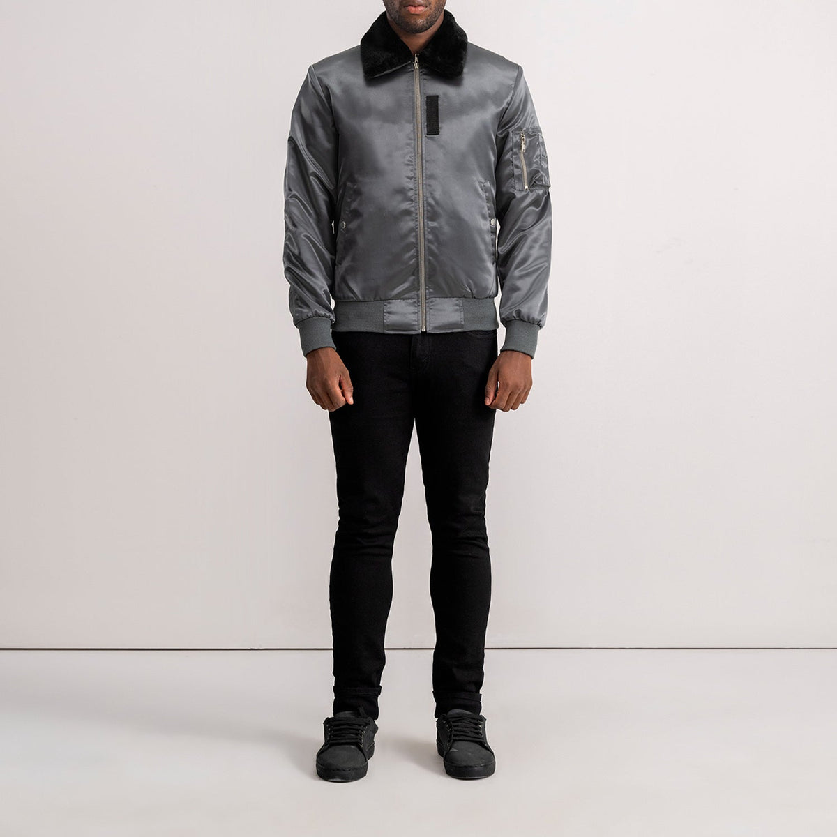 Detailansicht of Removable faux fur collar &amp; Zipper Hardware on Clyde B-15 Grey Bomber Jacket