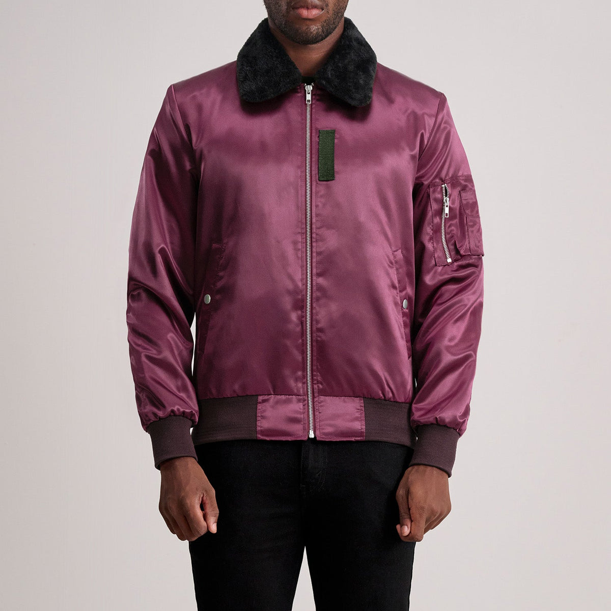 Clyde B-15 Kastanienbraun Leder-Bomberjacke für Herren in Maroon Satin - Vorderansicht &amp; maßgeschneiderte Silhouette | Online Kaufen