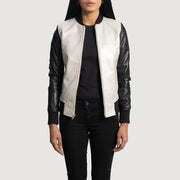 Women's Cole Silver Leder-Bomberjacke für Damen - Seitenansicht mit ergonomischem Ärmelschnitt