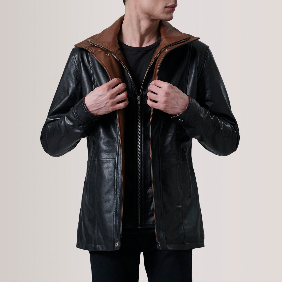 Connor Black Leather Coat For Men in Black Sheepskin Leather - Vorderansicht &amp; maßgeschneiderte Silhouette | Online Kaufen