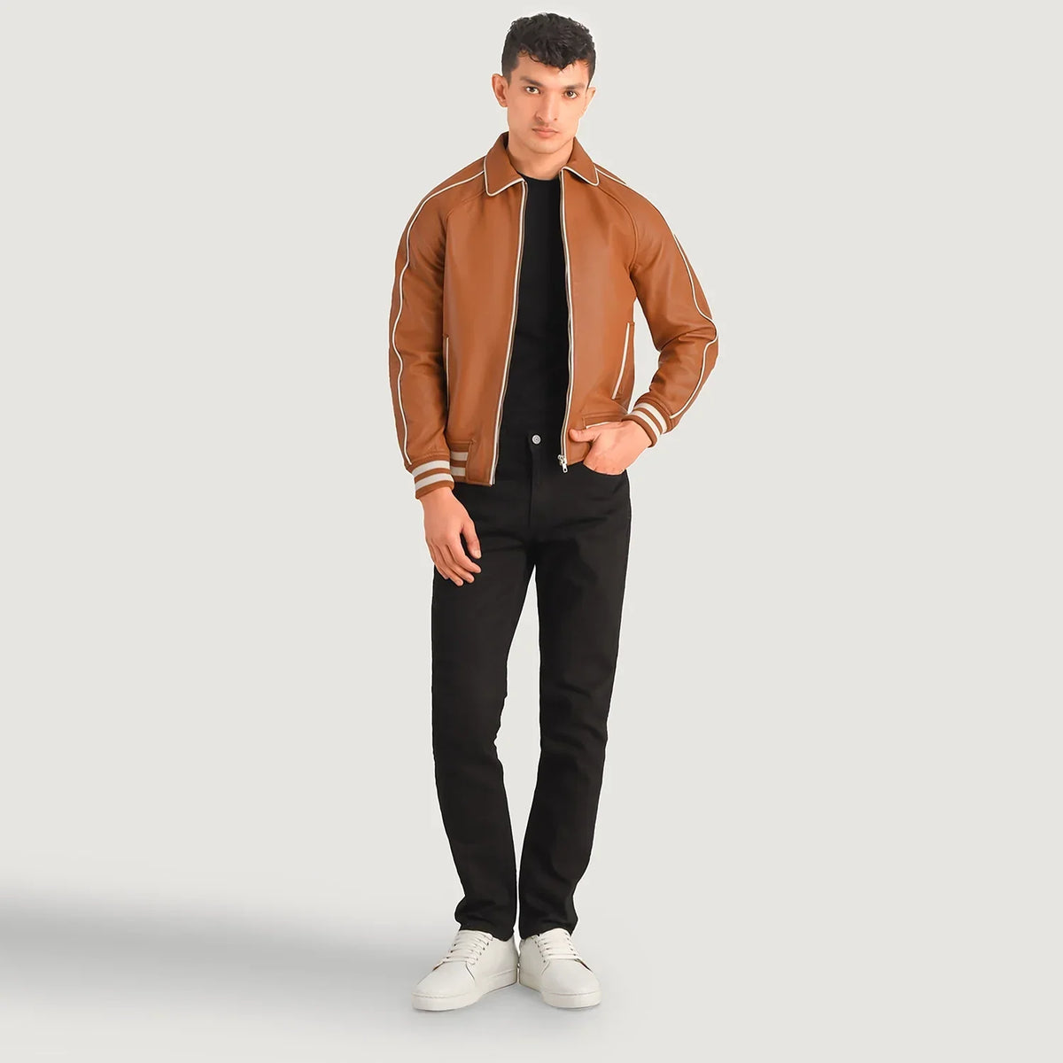 Cooper Hellbraun Braun Leather Varsity Lederjacke für Herren in Tan Brown Sheepskin Leather - Vorderansicht &amp; maßgeschneiderte Silhouette | Online Kaufen