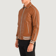 Tan Brown Sheepskin Leather Varsity Jacket - Rückansicht mit passgenauen Schultern &amp; sauberem Saum