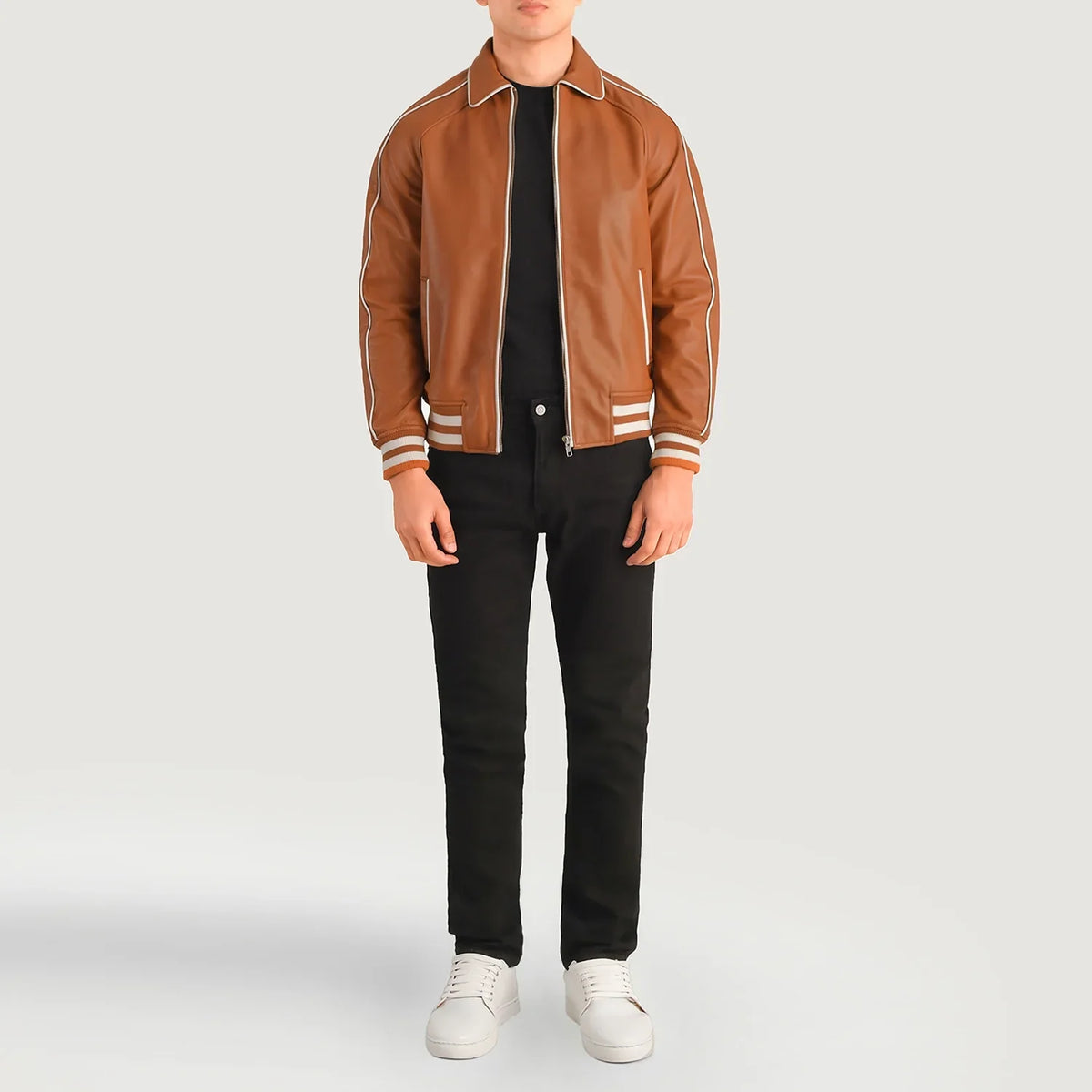 Cooper Hellbraun Braun Leather Varsity Lederjacke für Herren - Seitenansicht mit ergonomischem Ärmelschnitt