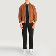 Cooper Hellbraun Braun Leather Varsity Lederjacke für Herren - Seitenansicht mit ergonomischem Ärmelschnitt