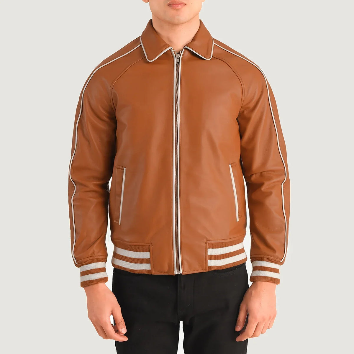Detailansicht of Shirt collar &amp; Zipper Hardware on Cooper Hellbraun Braun Leather Varsity Lederjacke für Herren