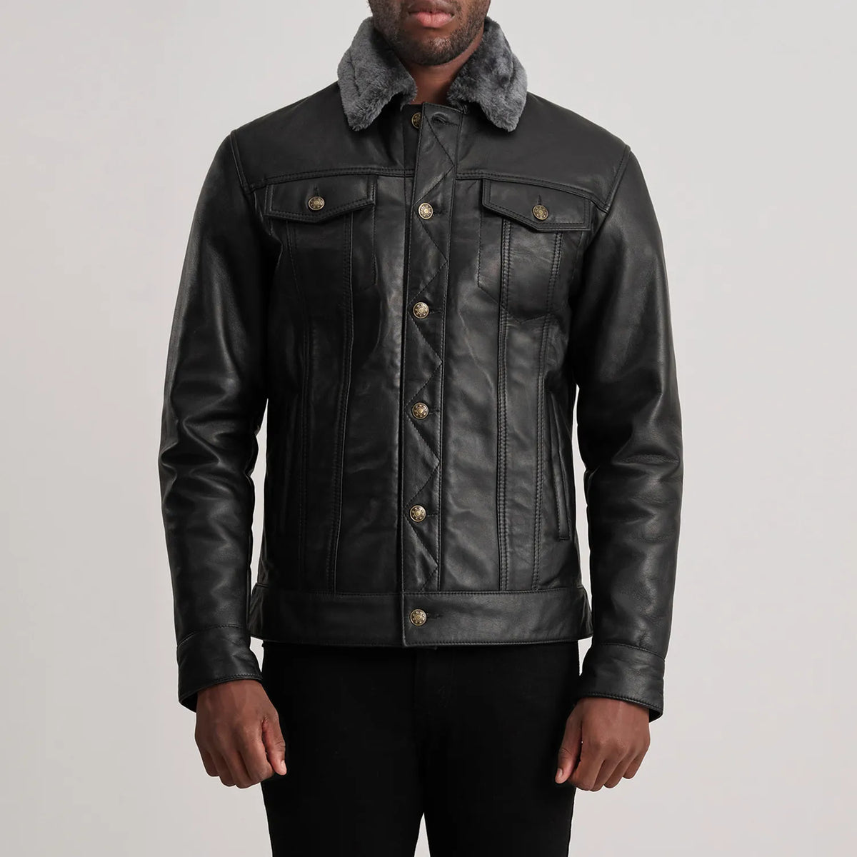 Detailansicht of Classic Collar &amp; Button Hardware on Dallis Schwarz Leather Shearling Trucker Lederjacke für Herren