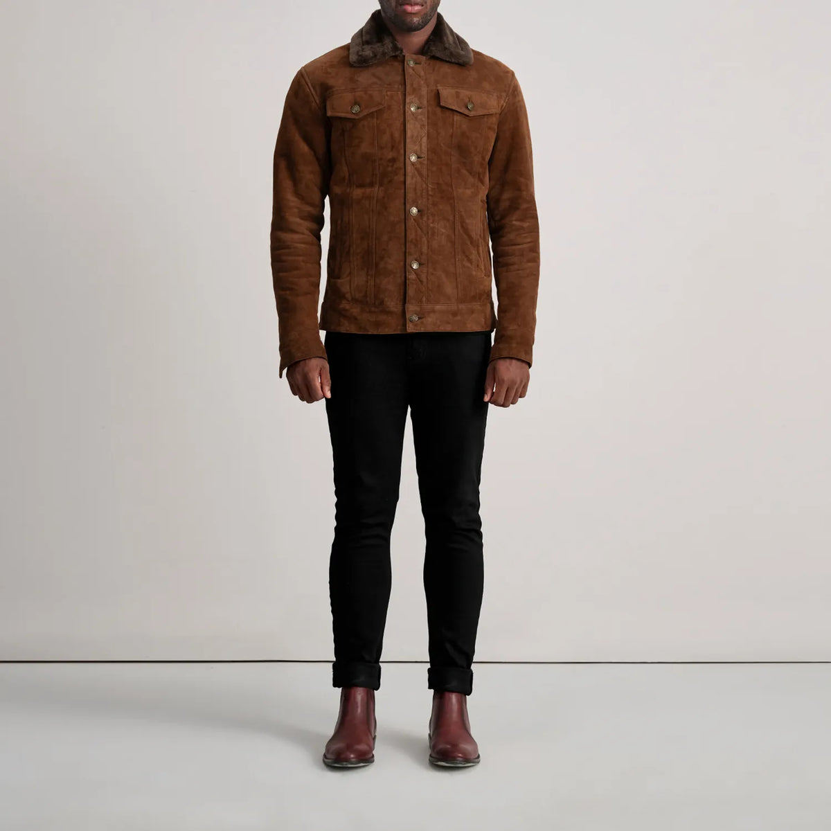 
Dallis Braun Suede Shearling Trucker Lederjacke für Herren - Seitenansicht mit ergonomischem Ärmelschnitt & sportlicher Passform