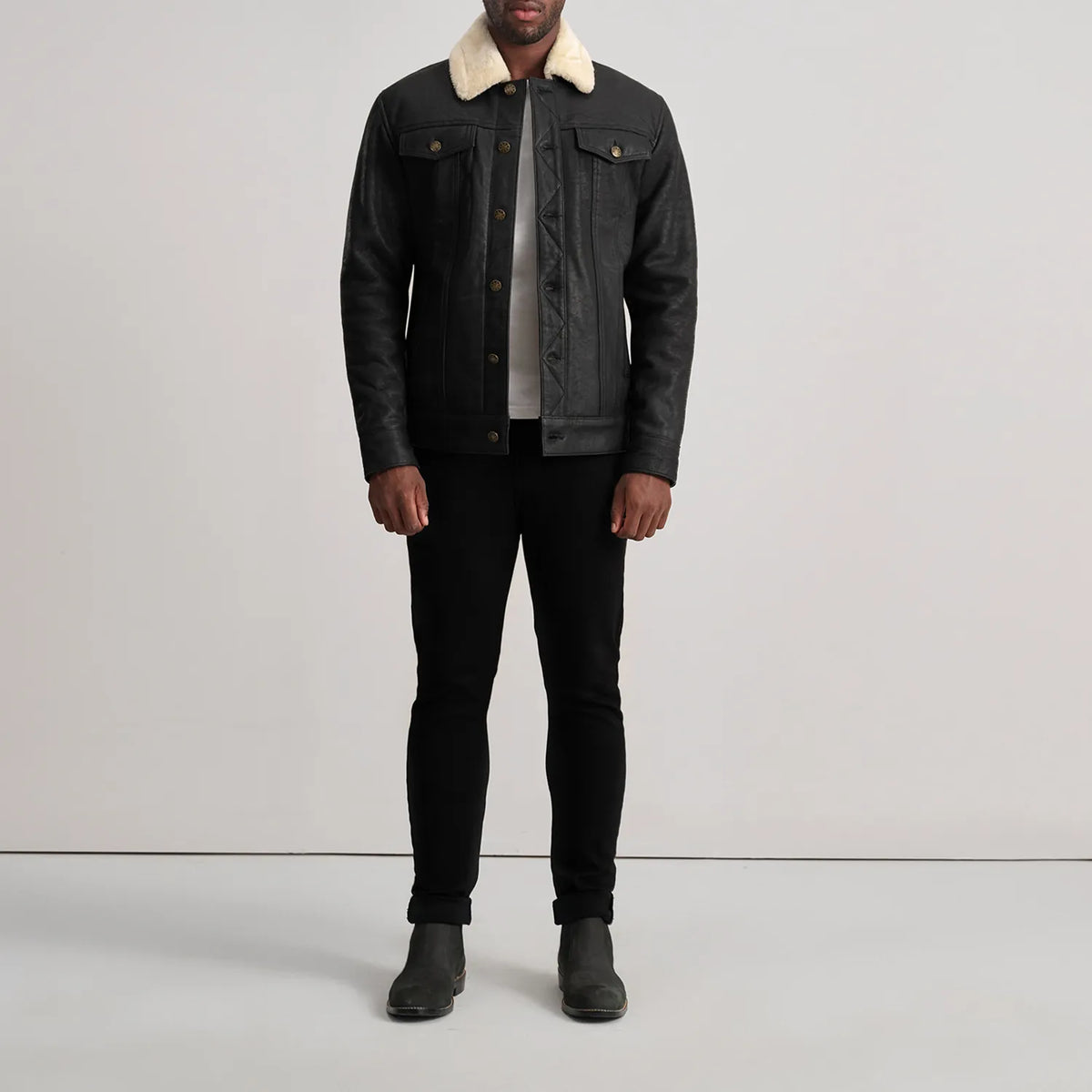 Dallis Tumbled Black Shearling Trucker Jacket - Seitenansicht mit ergonomischem Ärmelschnitt