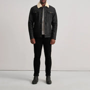 Dallis Tumbled Black Shearling Trucker Jacket - Seitenansicht mit ergonomischem Ärmelschnitt