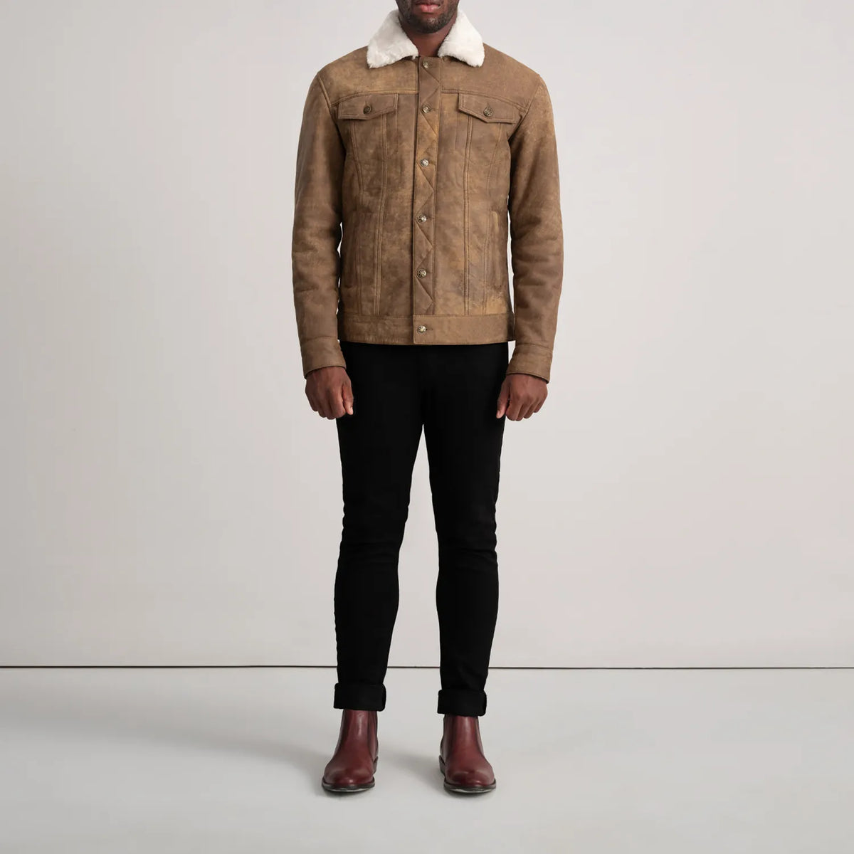 Dallis Snuffed Brown Shearling Trucker Jacket - Seitenansicht mit ergonomischem Ärmelschnitt