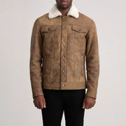 Detailansicht of Classic Collar &amp; Button Hardware on Dallis Snuffed Brown Shearling Trucker Jacket