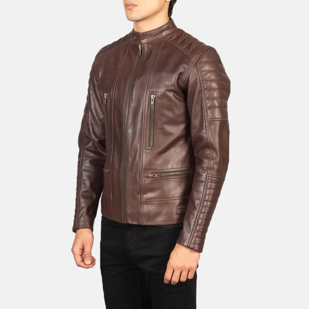 
Passform-Perspektive von Damian Grey Suede Biker Jacket am Model - Natürlicher Faltenwurf im Tageslicht