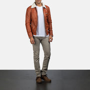 
Dan Frost Hellbraun Lammfelljacke für Herren - Seitenansicht mit ergonomischem Ärmelschnitt & sportlicher Passform