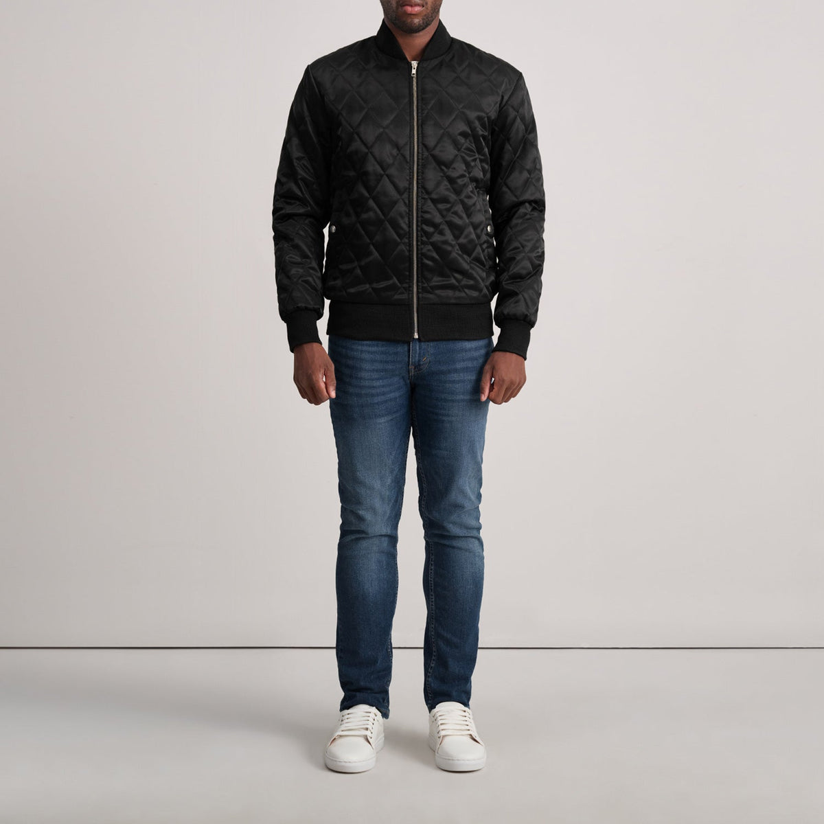 Detailansicht of Varsity &amp; Zipper Hardware on Danson Gesteppt Schwarz Varsity Lederjacke für Herren