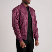 
Maroon Satin Aviator Jacket - Rückansicht mit passgenauen Schultern & sauberem Saum