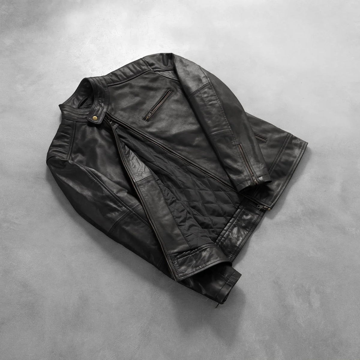 Styled Fit Perspective of Dean Schwarz Leder-Bikerjacke für Herren on Model - Natural Daylight Drape