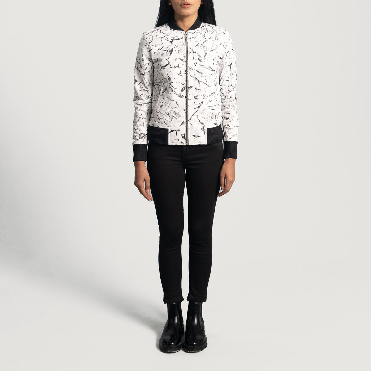 Detailansicht of Varsity &amp; Zipper Hardware on Women's Donna Blake Weiß Leder-Bomberjacke für Damen