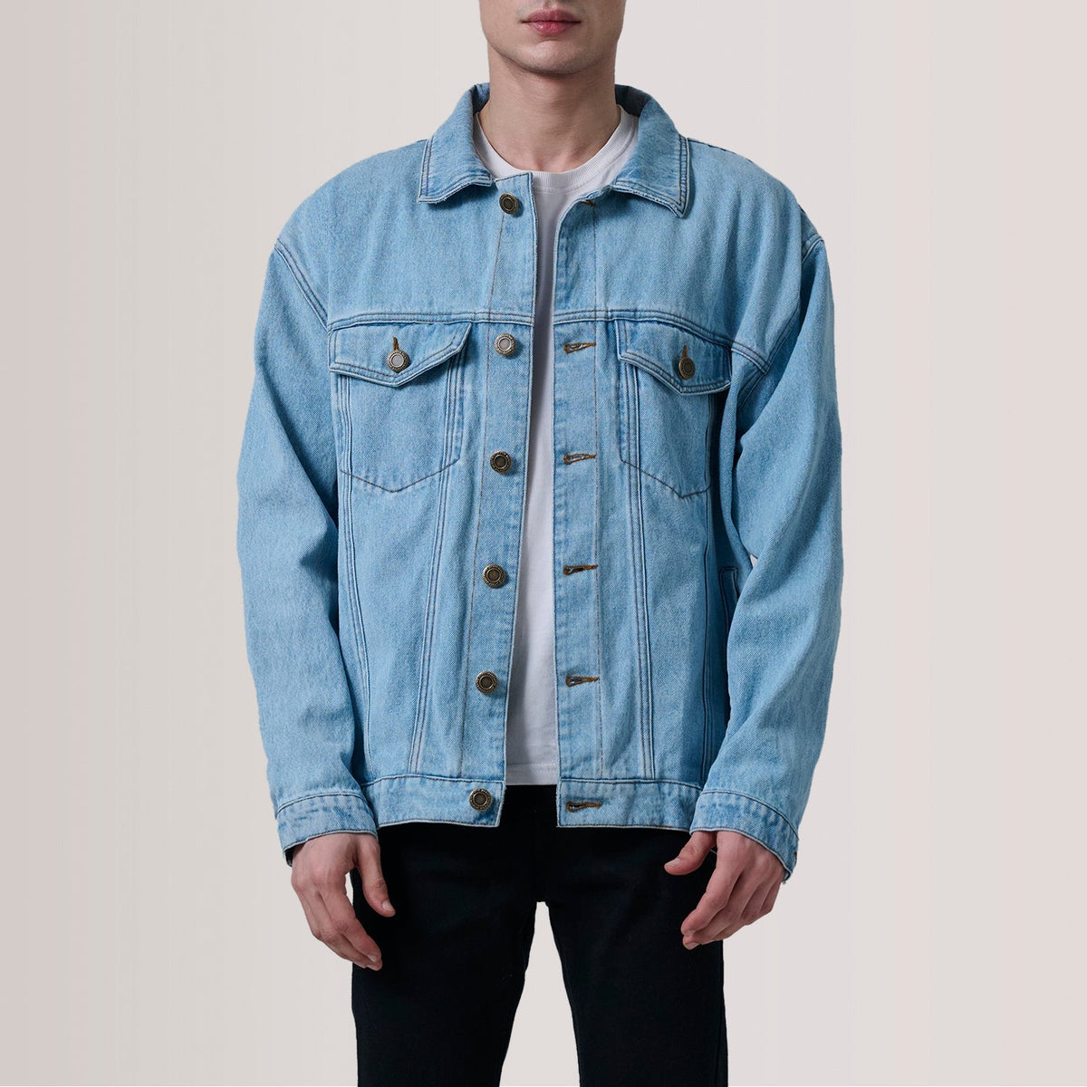 
Eddie Light Blau Oversized Denim Trucker Lederjacke für Herren For Men in Light Blue Full-Grain Leather - Vorderansicht & maßgeschneiderte Silhouette | Online Kaufen
