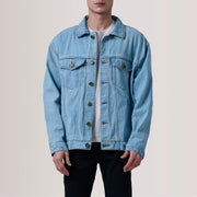 
Eddie Light Blau Oversized Denim Trucker Lederjacke für Herren For Men in Light Blue Full-Grain Leather - Vorderansicht & maßgeschneiderte Silhouette | Online Kaufen