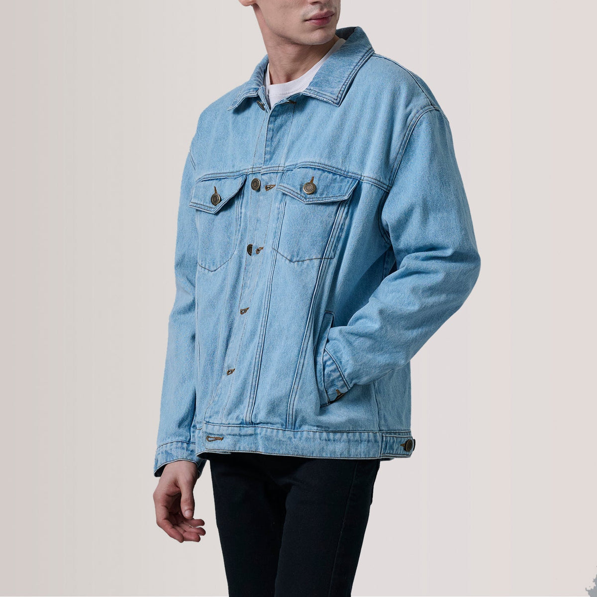 
Eddie Light Blau Oversized Denim Trucker Lederjacke für Herren For Men - Seitenansicht mit ergonomischem Ärmelschnitt & sportlicher Passform