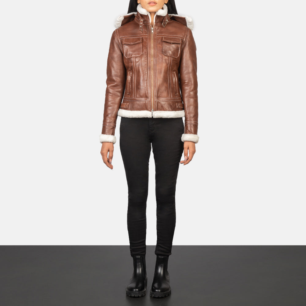 
Fiona Brown Hooded Shearling Leather Jacket - Seitenansicht mit ergonomischem Ärmelschnitt & sportlicher Passform