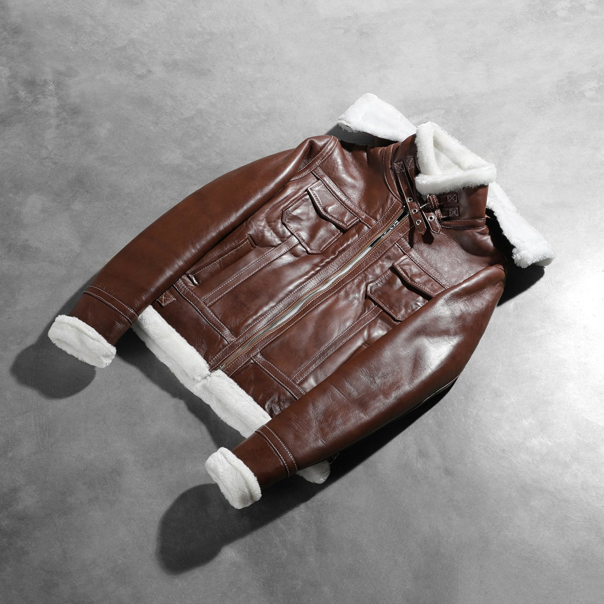 
Passform-Perspektive von Fiona Brown Hooded Shearling Leather Jacket am Model - Natürlicher Faltenwurf im Tageslicht