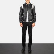 Men's Dantee Black Leather Varsity Jacket - Seitenansicht mit ergonomischem Ärmelschnitt