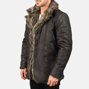 
Passform-Perspektive von Furlong Beige Leather Coat am Model - Natürlicher Faltenwurf im Tageslicht
