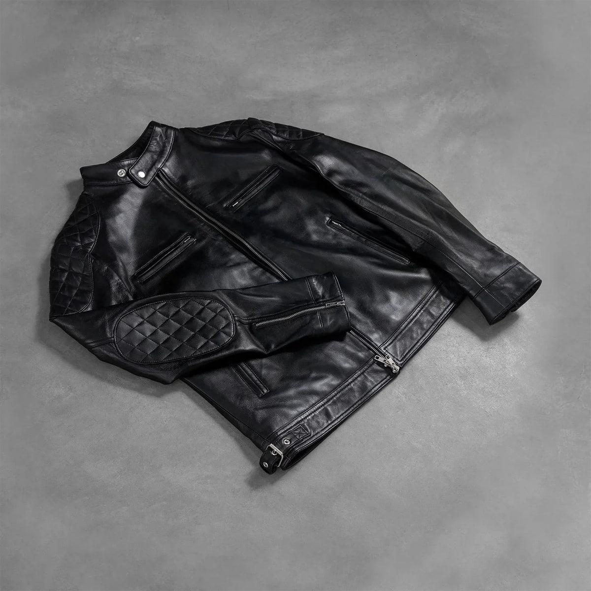 
Handwerkliche Saumverarbeitung an Gatsby Quilted Black Leather Biker Jacket