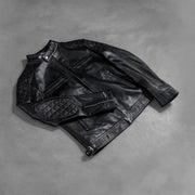 
Handwerkliche Saumverarbeitung an Gatsby Quilted Black Leather Biker Jacket