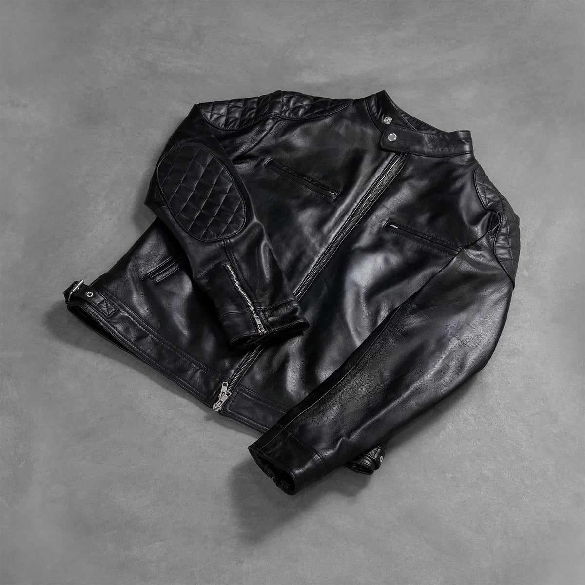 
Passform-Perspektive von Gatsby Quilted Black Leather Biker Jacket am Model - Natürlicher Faltenwurf im Tageslicht