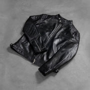
Passform-Perspektive von Gatsby Quilted Black Leather Biker Jacket am Model - Natürlicher Faltenwurf im Tageslicht