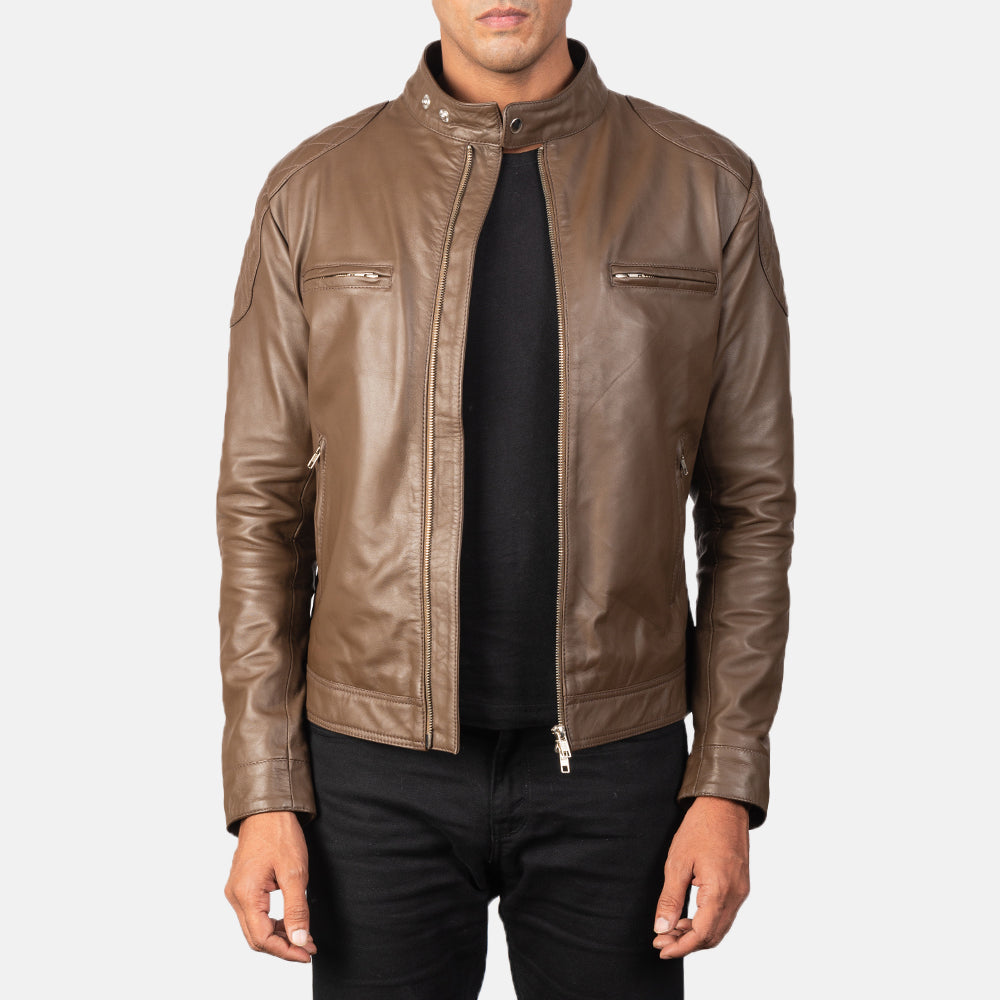 
Gatsby Mokka Leder-Bikerjacke für Herren in Dark Brown Sheepskin Leather - Vorderansicht & maßgeschneiderte Silhouette | Online Kaufen