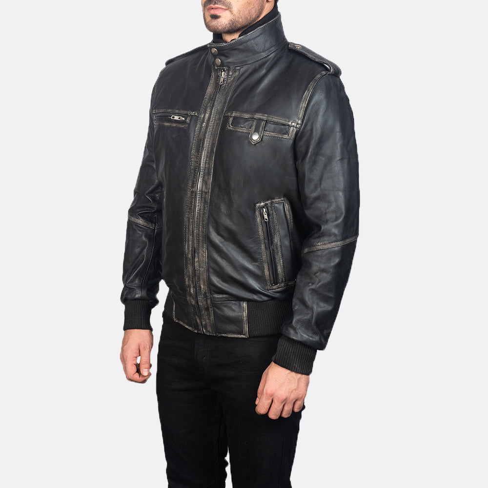 
Black Cowhide Leather Bomber Jacket - Rückansicht mit passgenauen Schultern & sauberem Saum