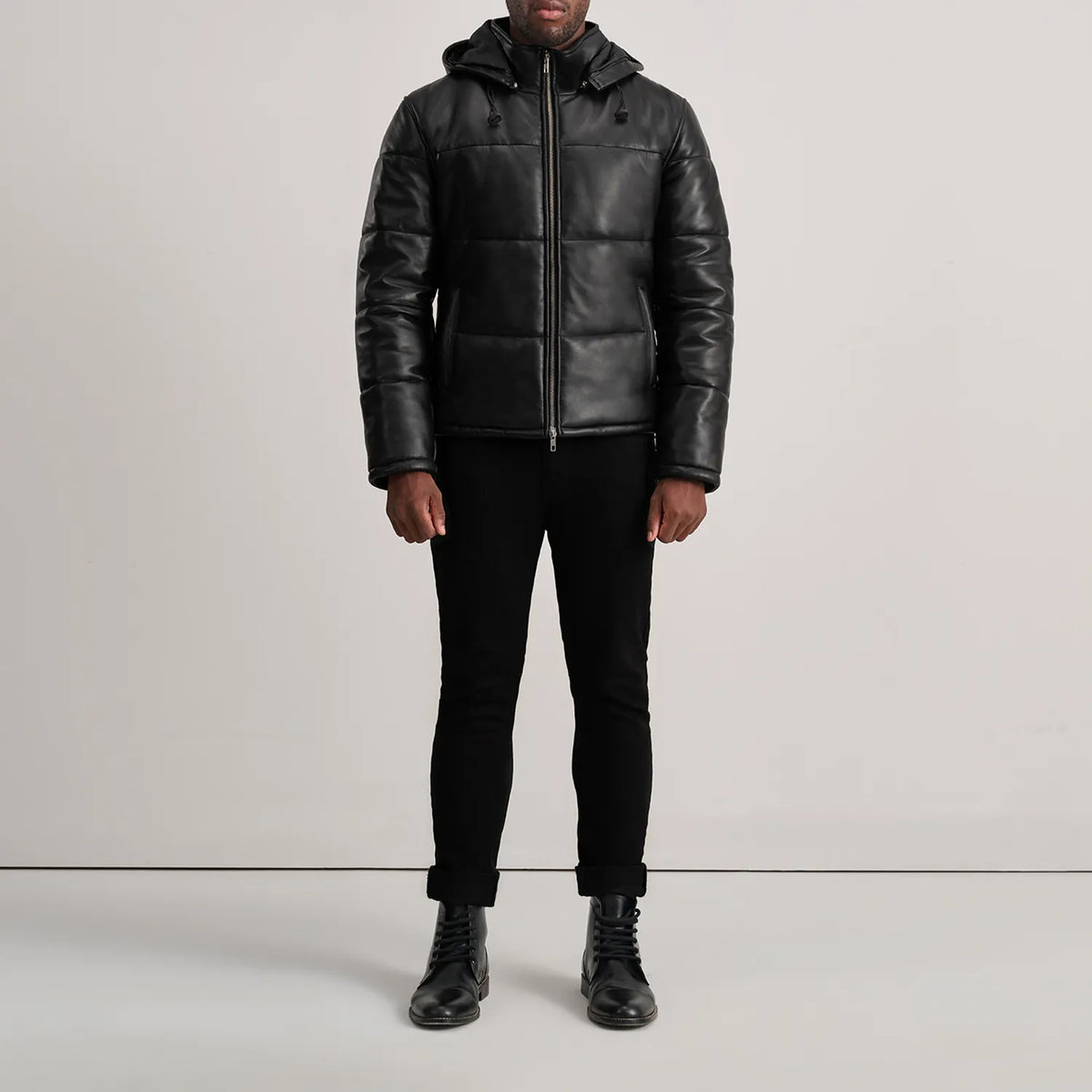 
Gordon Tan Hooded Leather Puffer Jacket - Seitenansicht mit ergonomischem Ärmelschnitt & sportlicher Passform