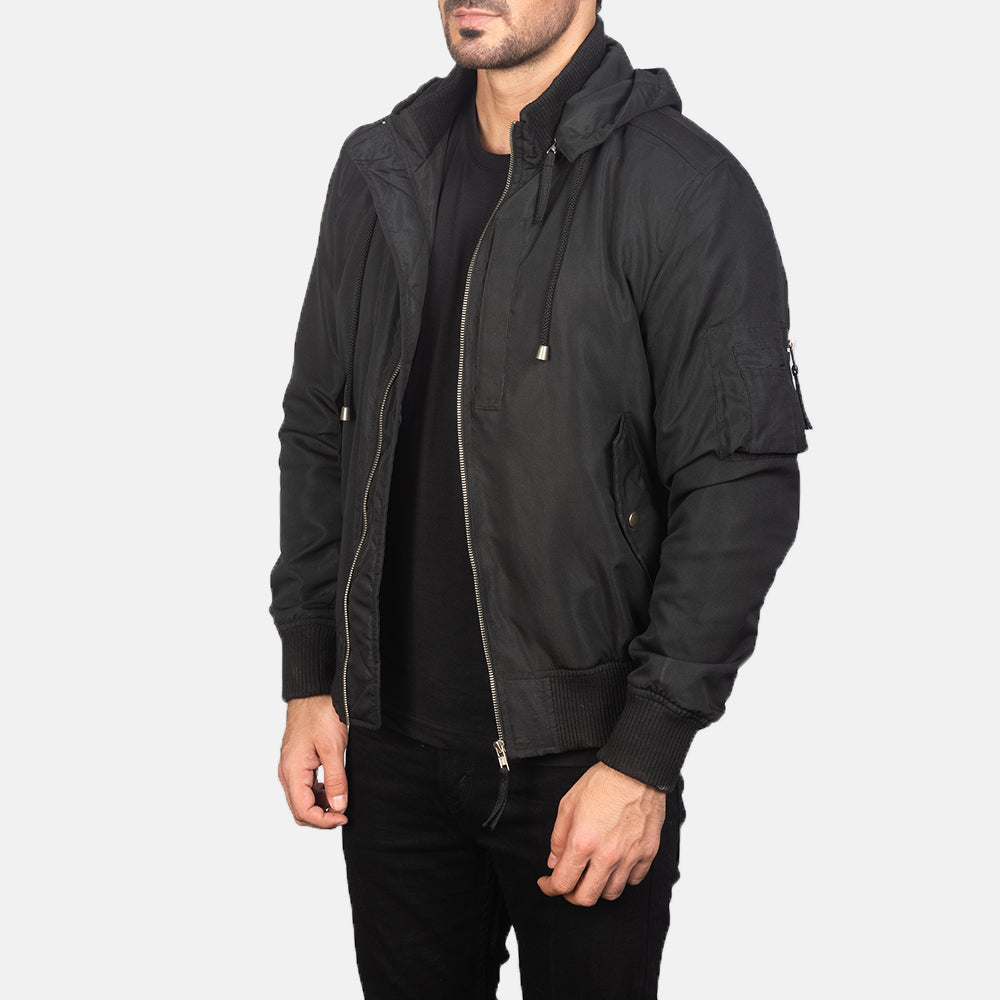 
Black Polyester Bomber Jacket - Rückansicht mit passgenauen Schultern & sauberem Saum
