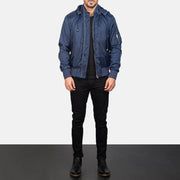 
Blue Hooded Bomber Jacket - Seitenansicht mit ergonomischem Ärmelschnitt & sportlicher Passform