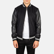 Harrison Schwarz Hybrid Varsity Lederjacke für Herren in Black Sheepskin Leather - Vorderansicht &amp; maßgeschneiderte Silhouette | Online Kaufen