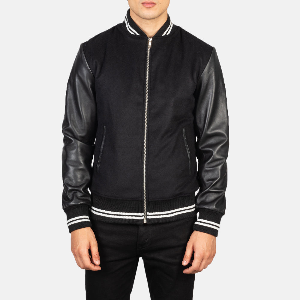 Harrison Schwarz Hybrid Varsity Lederjacke für Herren - Seitenansicht mit ergonomischem Ärmelschnitt
