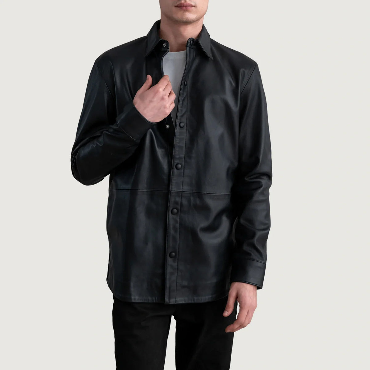 
Haven Black Leather Shirt in Black Sheepskin Leather - Vorderansicht & maßgeschneiderte Silhouette | Online Kaufen