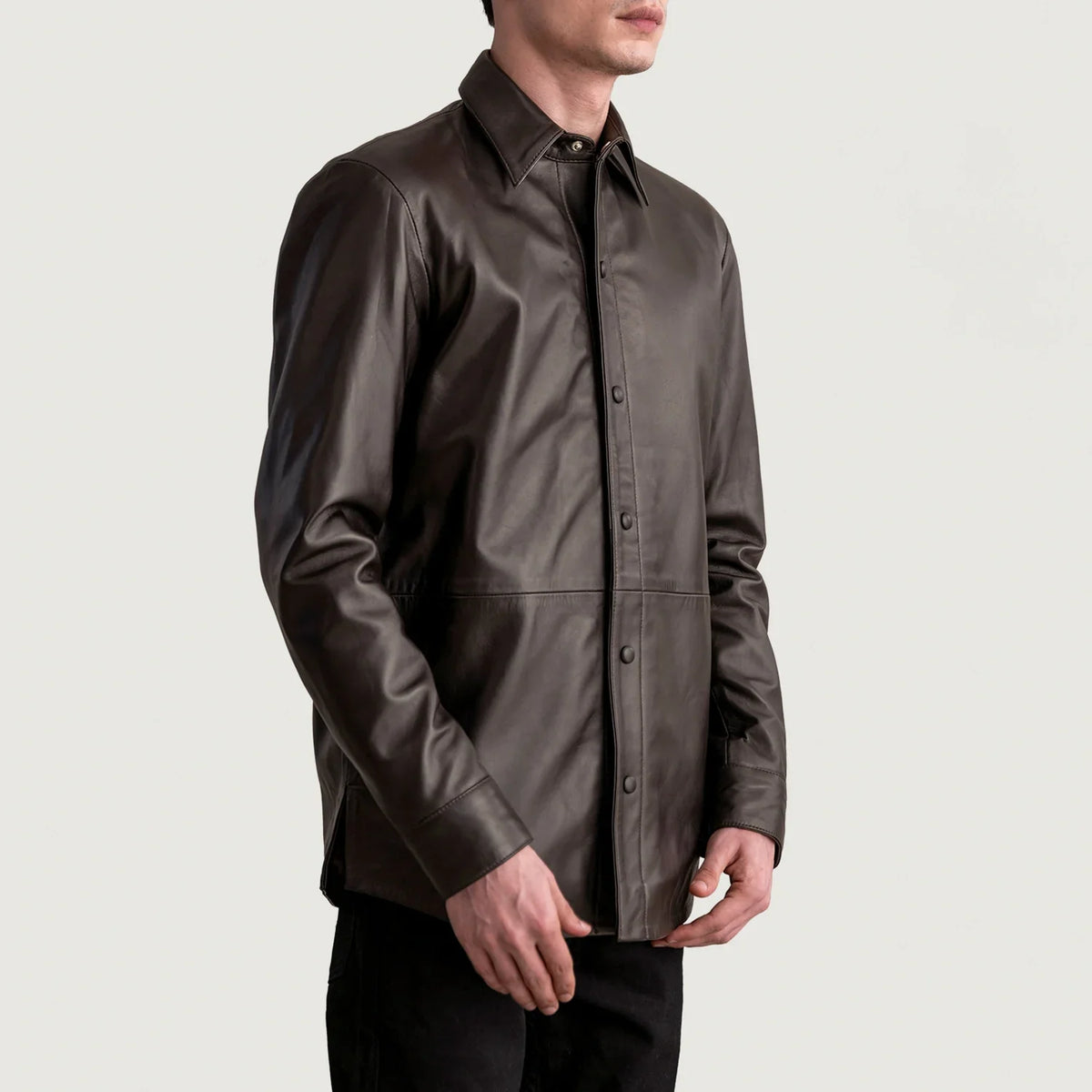
Passform-Perspektive von Haven Black Leather Shirt am Model - Natürlicher Faltenwurf im Tageslicht