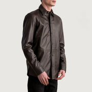 
Passform-Perspektive von Haven Black Leather Shirt am Model - Natürlicher Faltenwurf im Tageslicht