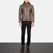 
Hector Braun Hooded Leder-Bikerjacke für Herren - Seitenansicht mit ergonomischem Ärmelschnitt & sportlicher Passform